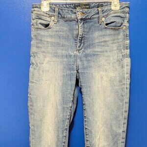 This is a Lucky Brand size 4/27 Jeans w/ classic worn in look & fringed legs!